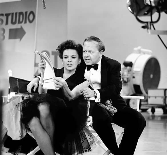Джуди Гарленд включена Американским институтом киноискусства в список величайших американских кинозвезд&lt;br>На фото: Джуди Гарленд и Микки Руни работают над телевизионным сценарием в июне 1963 года. Актриса была назначена ведущей одного из развлекательных шоу на CBS 