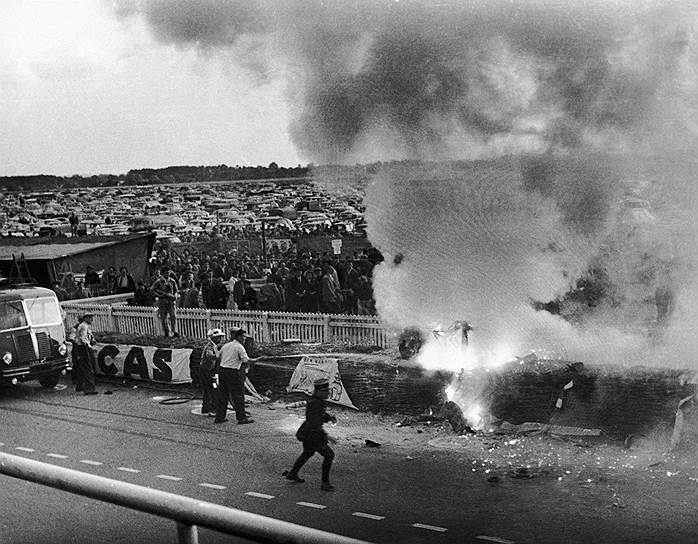1955 год. Во время гонки «24 часа Ле-Мана» произошла самая большая авария в автоспорте — погибли французский гонщик Пьер Левег и 83 зрителя
