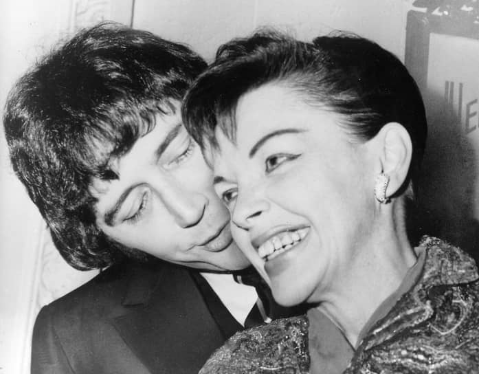 22 июня 1969 года в арендованной лондонской квартире Джуди Гарленд была найдена мертвой в ванной ее последним мужем Микки Динсом (на фото). Причиной ее смерти стала передозировка барбитуратов (по официальной версии — случайная) 
