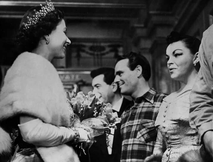 «Всегда будь первосортной версией себя самой, а не второсортной версией кого-то»&lt;br>На фото: Джуди Гарленд (справа) на встрече с королевой Елизаветой II в фойе лондонского театра «Палладиум» после представления, 1957 год 