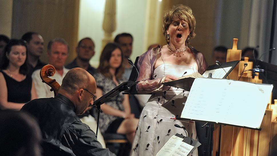 Оперная певица Йоханнетт Цомер во время концерта Берлинской академии старинной музыки