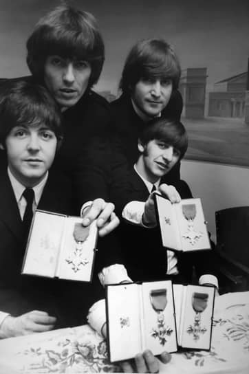 1965 год. Королева Елизавета II наградила орденом Британской империи музыкантов группы The Beatles