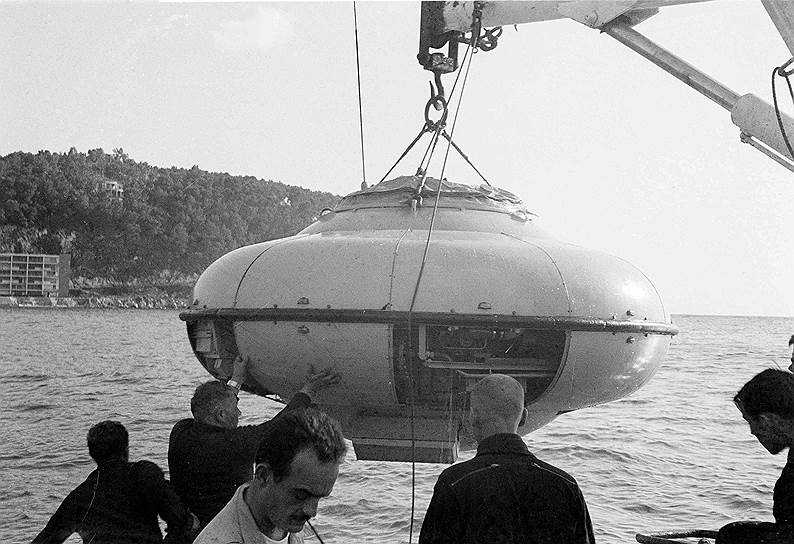 К числу изобретений Кусто относится также и батискаф, который он сконструировал при помощи специалистов Французского центра подводных исследований