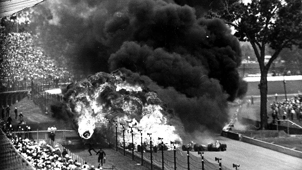 30 мая 1964 года на гонке в США «500 миль Индианополиса» американец Дэйв Макдональд из-за отказа тормозов влетел в бетонное ограждение. Из-за возгорания автомобиля образовалось огромное облако дыма, что лишило остальных пилотов видимости