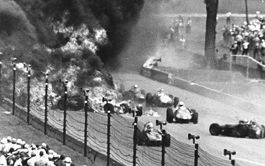 Авария 1964 года повлекла за собой массовое столкновение авто, в результате погиб сам Макдональд и другой американский гонщик, Эдди Сакс. Пять спортсменов получили травмы