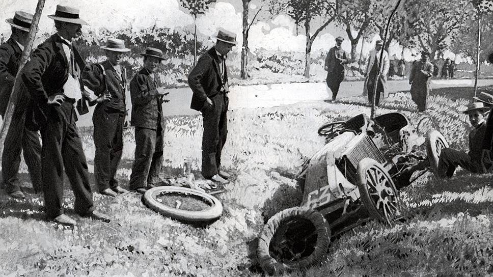 24 мая 1903 года автоклубы Франции и Испании проводили гонку Париж—Мадрид, в которой участвовали около 200 автомобилей и 50 мотоциклов. Зрители, собравшиеся вдоль дороги, не понимали опасности мероприятия и перебегали с одной стороны дороги на другую, а гонщики мчались со скоростью 140 км/ч и не успевали реагировать на это. Действия болельщиков спровоцировали аварию, в которой погибли три зрителя и пять гонщиков, в том числе около Пуатье разбился один из основателей Renault Марсель Рено. Он умер 26 мая не приходя в сознание. Организаторы досрочно отменили гонку