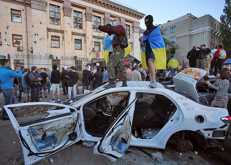 14 июня. Протестующие атаковали посольство России в Киеве