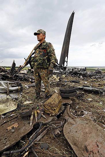 Президент Украины Петр Порошенко объявил 15 июня днем траура в связи с гибелью 49 человек в результате падения сбитого самолета Ил-76 под Луганском