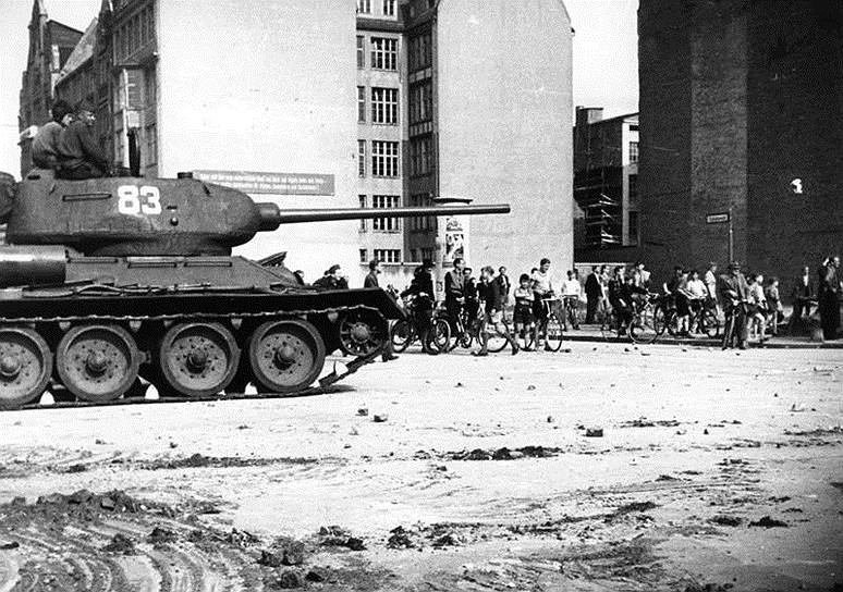 1953 год. События 17 июня 1953 года в ГДР — экономические выступления рабочих в Восточном Берлине, переросшие в политическую забастовку против правительства ГДР по всей стране