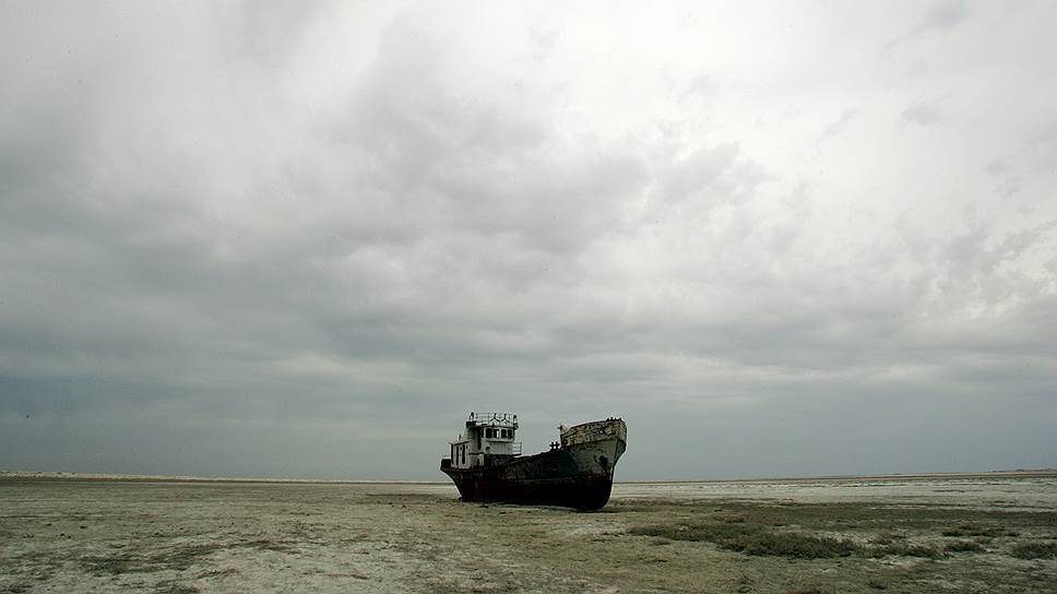 Когда-то четвертое по величине в мире Аральское море в результате чрезмерного забора воды для орошения сельхозугодий обмелело настолько, что распалось на два изолированных водоема — Северное (Малое) и Южное (Большое) Аральское моря