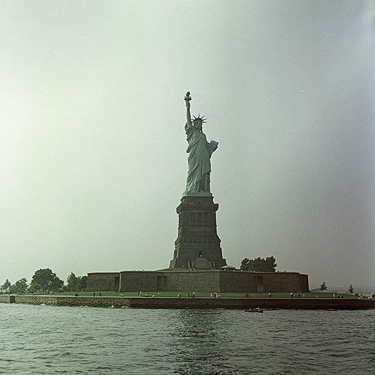 1885 год. В Нью-Йорк на борту французского парохода Isere прибыл дар французского народа Соединенным Штатам Америки — статуя Свободы