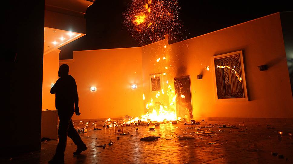 На фото: последствия нападения на американское посольство в Бенгази