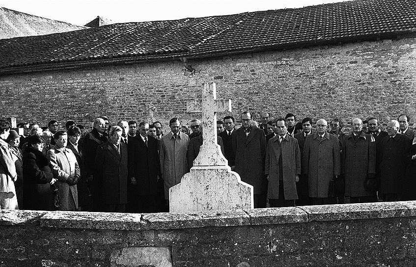 Шарль де Голль скончался 9 ноября 1970 года от разрыва аорты в возрасте 79 лет. Его похоронили без публичных церемоний на кладбище городка Коломбе-ле-Дез-Эглиз&lt;br>на фото: могила Шарля де Голля 
