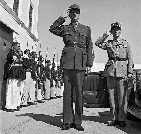 Генерал Шарль де Голль вернулся к власти в 1958 году, когда Четвертая республика пала, не сумев разобраться с войной в Алжире. Он разобрался, хотя проблемы Франции с афроафриканским и арабским населением длятся до сих пор  — от терактов до бытовой преступности иммигрантов&lt;br>На фото: генерал Шарль де Голль в Тунисе