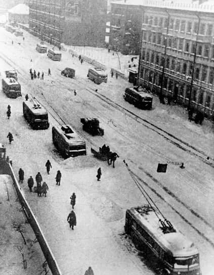 1945 год. В Ленинграде (ныне — Санкт-Петербург) впервые после снятия блокады на маршрут вышел троллейбус