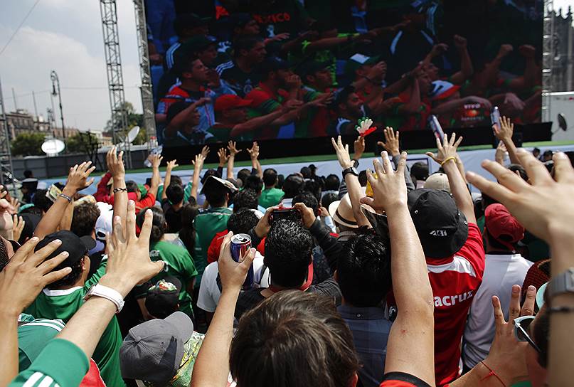 Фанаты мексиканской сборной смотрят трансляцию матча между сборными Мексики и Камеруна
