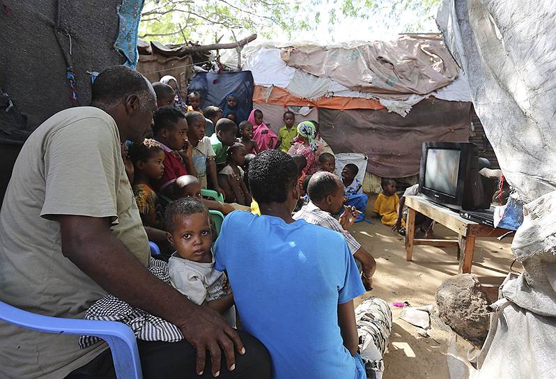 Временно перемещенные лица в Сомали смотрят футбольную трансляцию