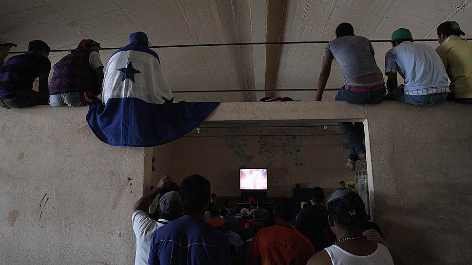 Мигранты из Гондураса смотрят матч между сборными Франции и Гондураса