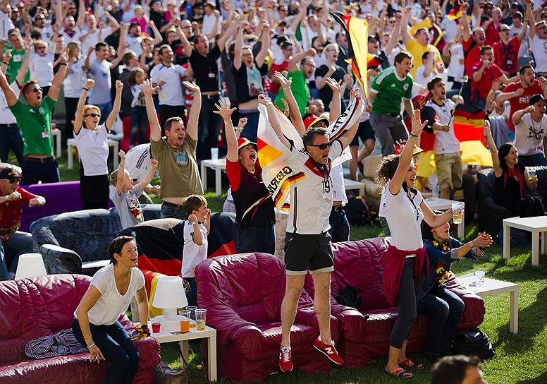 Болельщики празднуют победу Германии в матче со сбоной Португалии