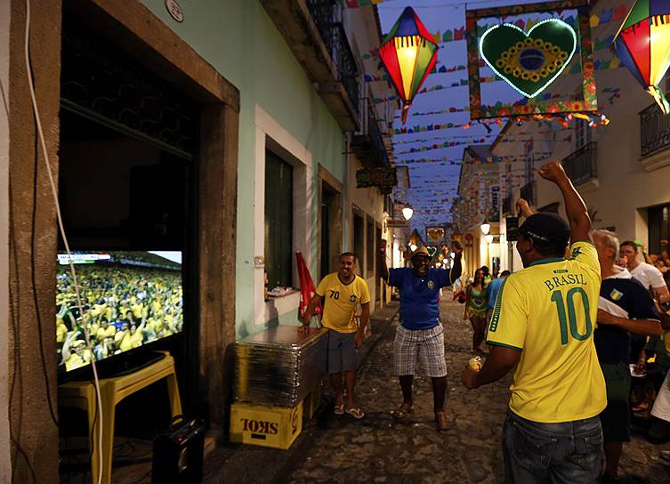 Бразильцы празднуют победу своей сборной в матче с Хорватией