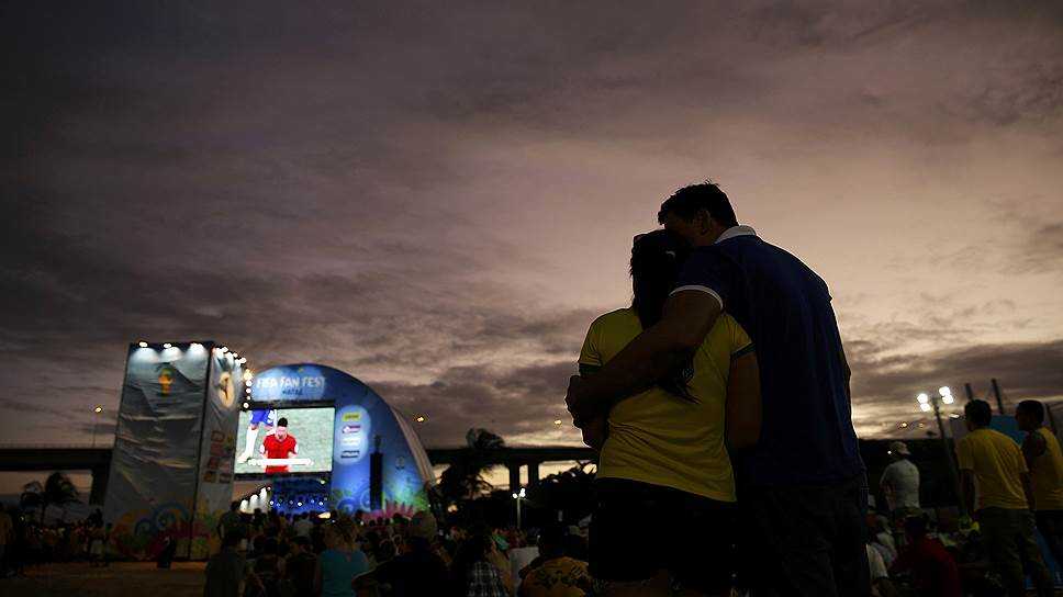 Влюбленная пара смотрит матч между сборными Бразилии и Мексики 