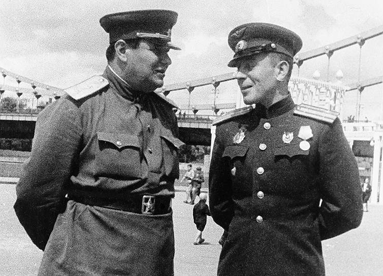 Советский военный деятель, генерал-лейтенант авиации, командующий ВВС Московского военного округа Василий Сталин (справа)