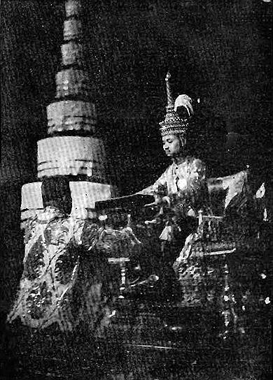 1932 год. Бескровная революция, спровоцированная Народной партией, положила конец абсолютной власти короля Пражадипока в Сиаме (нынешний Таиланд)
