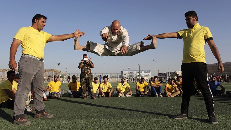 Шиитские добровольцы из Высшего исламского иракского совета принимают участие тренировках в Басре, на юго-востоке Багдада