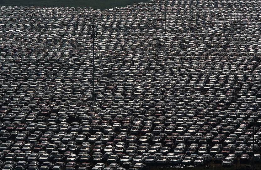 Новые автомобили на стоянке китайского завода в Шэньяне, провинция Ляонин