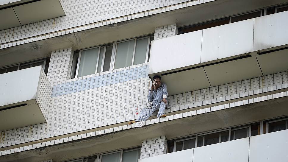 Самоубийца, пытавшийся выпрыгнуть из окна восьмого этажа госпиталя в Чанше, китайская провинция Хунань
