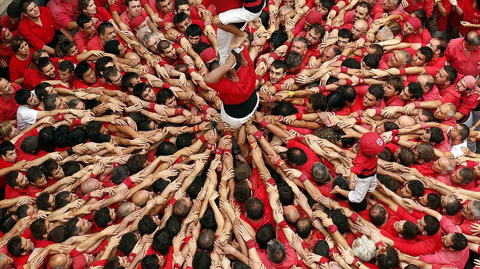 Композиция из человеческих тел в форме башни на фестивале святого Хуана на юге Барселоны