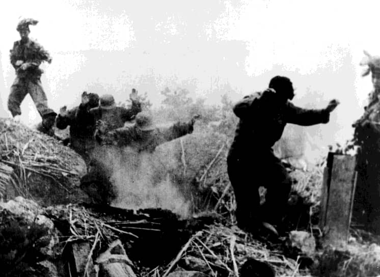 Осенью 1950 года войскам ООН под командованием генерала Дугласа Макартура удалось перехватить инициативу и, высадив 15 сентября 1950 года морской десант в тылу войск КНДР, освободить Сеул