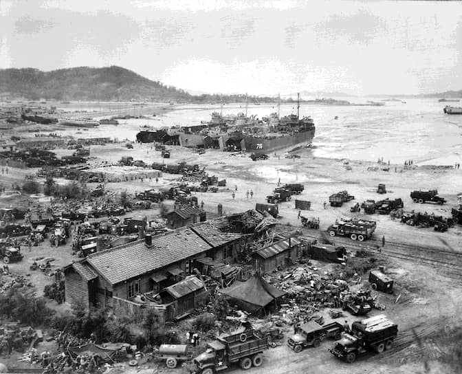 25 июня 1950 года армия КНДР (численностью около 130 тыс. человек, 258 танков) начала наступление на юг. Уже через три дня был взят Сеул, южнокорейские войска (100 тыс. человек) отступали
&lt;br>На фото американские десантные корабли в порту Инчхона 