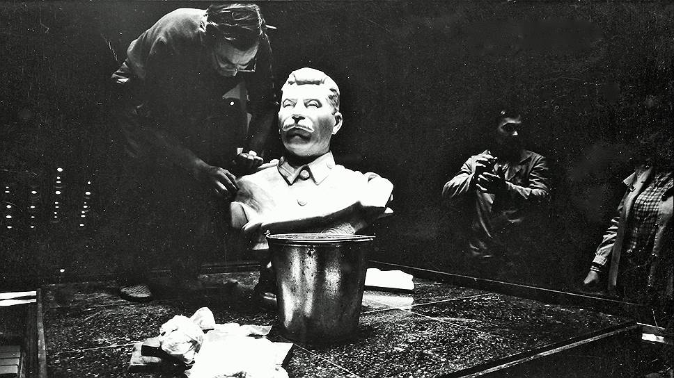 1970 год. В СССР установлен первый памятник Иосифу Сталину после 1961 года — бюст на его могиле у Кремлевской стены на Красной площади