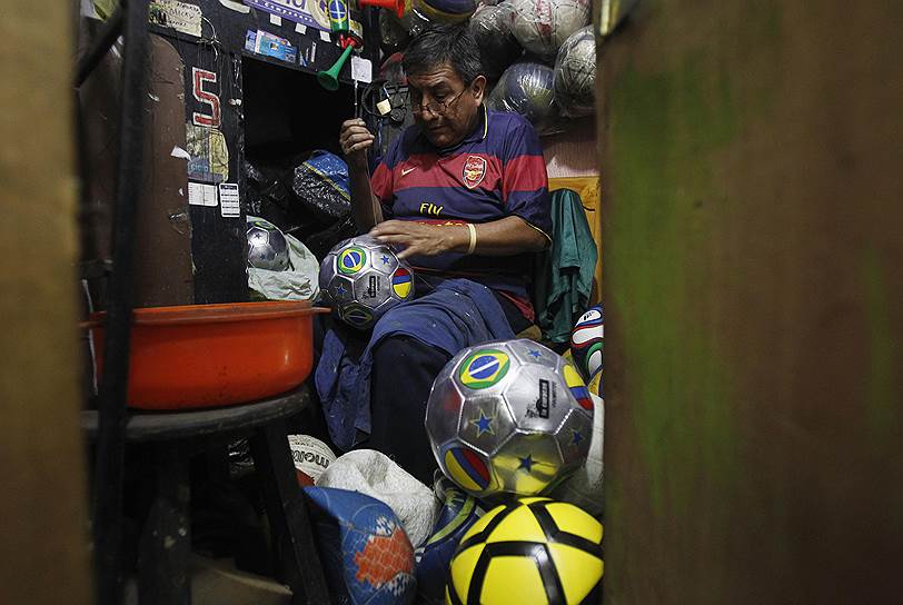 Мастерская по ремонту футбольных мячей в Лиме, Перу