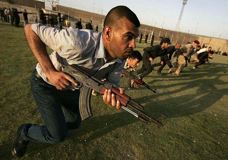 Военные учения иракских добровольцев, вызвавшихся сражаться против боевиков «Исламского государства Ирака и Шама» в Кербале