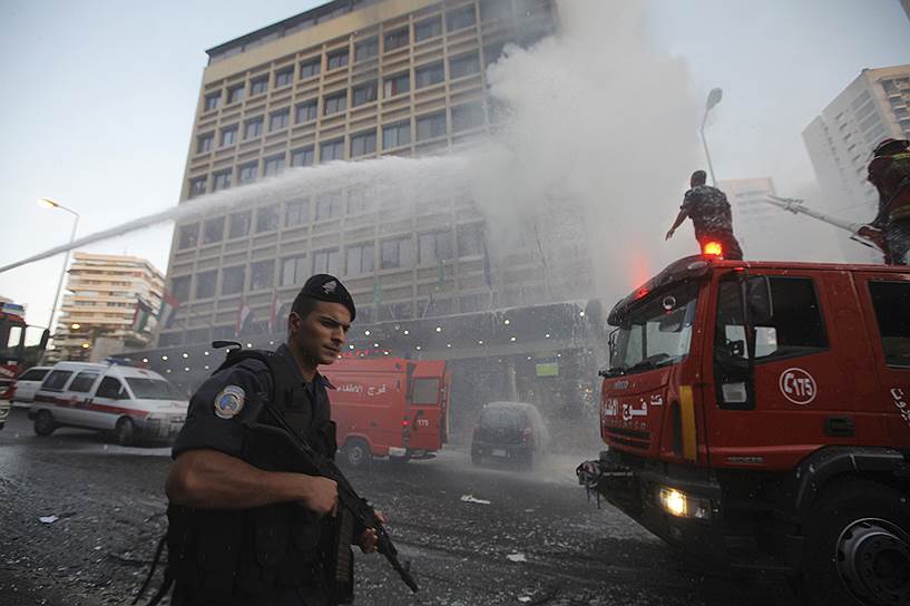 Тушение пожара после взрыва бомбы в отеле Duroy в Бейруте, Ливан