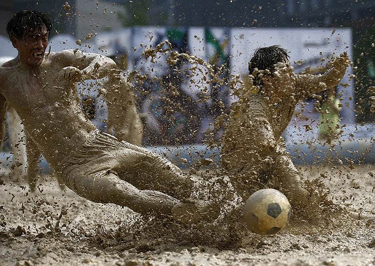 Игроки в «болотный футбол» во время матча в Пекине
