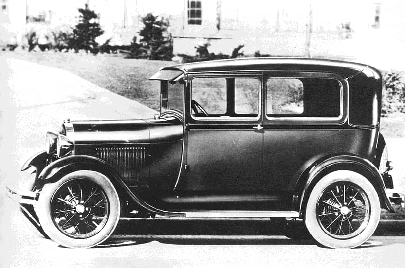 История завода, с конвейера которого впоследствии сошел «Москвич», началась в 1930 году. Он получил название «Государственный автосборочный завод имени коммунистического интернационала молодежи» (КИМ) и приступил к сборке автомобилей Ford-A и Ford-AA. Ford-A (на фото) — легковой автомобиль среднего класса с открытым четырехдверным кузовом типа фаэтон и трехступенчатой коробкой передач