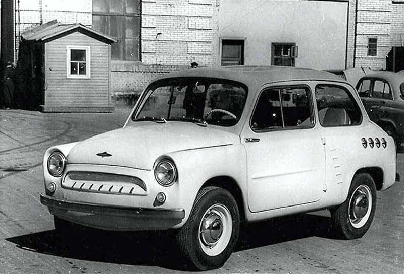 Несерийному «Москвичу-444» (на фото — его ходовой макет) повезло чуть больше — он стал прототипом «Запорожца». Образец 444-й модели был собран в 1957 году, когда стало понятно, что модели «Москвичей» все дальше уходят от концепции малолитражек и по техническим характеристикам, и по цене. За образец «Москвича-444» взяли Fiat 600, существенно его доработав. Но МЗМА, как обычно, не хватило мощностей для серийного производства новой микролитражки, и тогда для этой цели было решено реконструировать завод «Коммунар» в Запорожье. Так «Москвич-444» стал ЗАЗ-965
