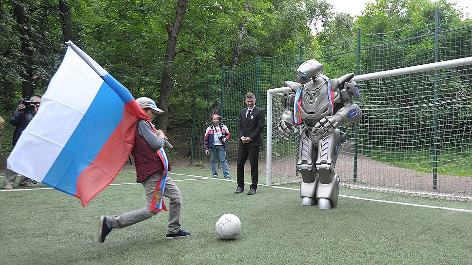 Робот Титан на футбольном поле в московском Нескучном саду во время акции в поддержку сборной России по футболу