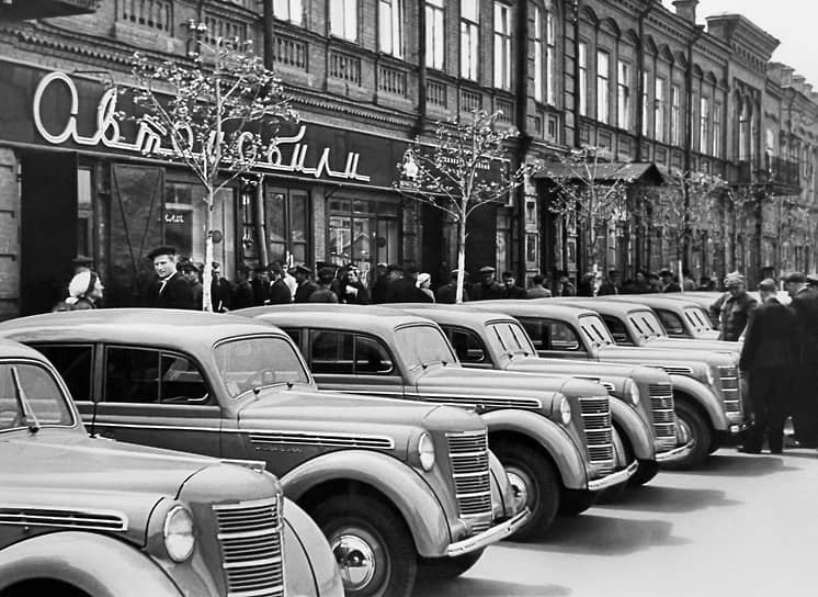 В 1947 году бывший завод КИМ назывался уже Московским заводом малолитражных автомобилей (МЗМА) и приступил к выпуску автомобиля «Москвич-400» (на фото). За основу этой модели был выбран Opel Kadett 1938 года. Считается, что именно «Москвич-400» стал первым в СССР доступным автомобилем. Его цена — 9 тыс. руб.— была равна полуторагодовой зарплате советского инженера