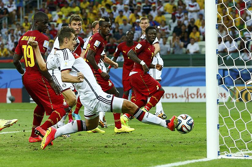 Футболист сборной Германии Мирослав Клозе (на первом плане) во время матча со сборной Ганы