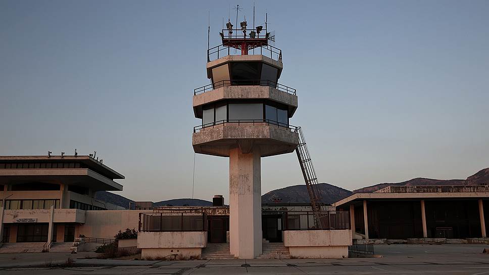 Аэропорт «Элленикон» в Греции на протяжении 60 лет оставался главным аэропортом Афин, но был закрыт в 2001 году в связи со строительством его более совершенного аналога к Олимпийским играм 2004 года

