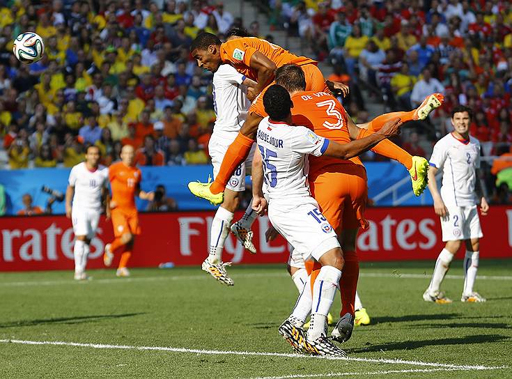 Лерой Фер из сборной Нидерландов (сверху) во время матча со сборной Чили
