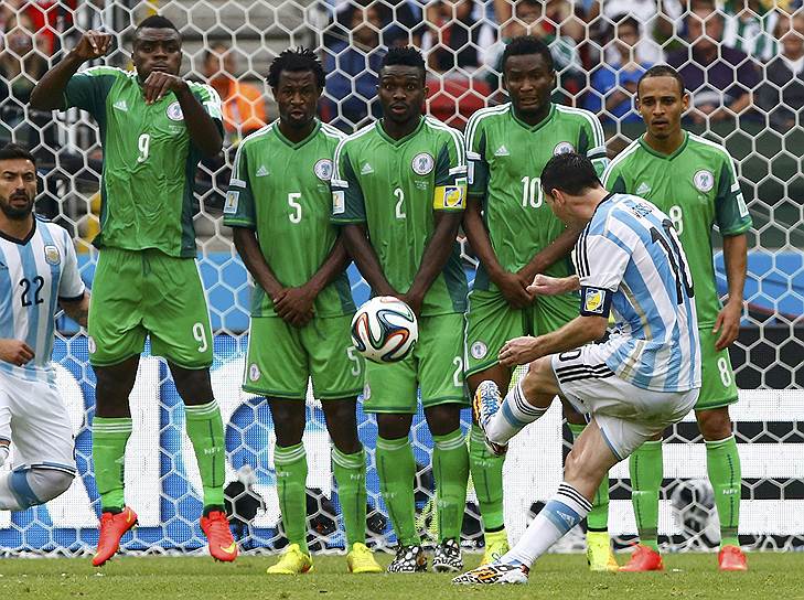 Игрок сборной Аргентины Лионель Месси (на первом плане) во время матча со сборной Нигерии
