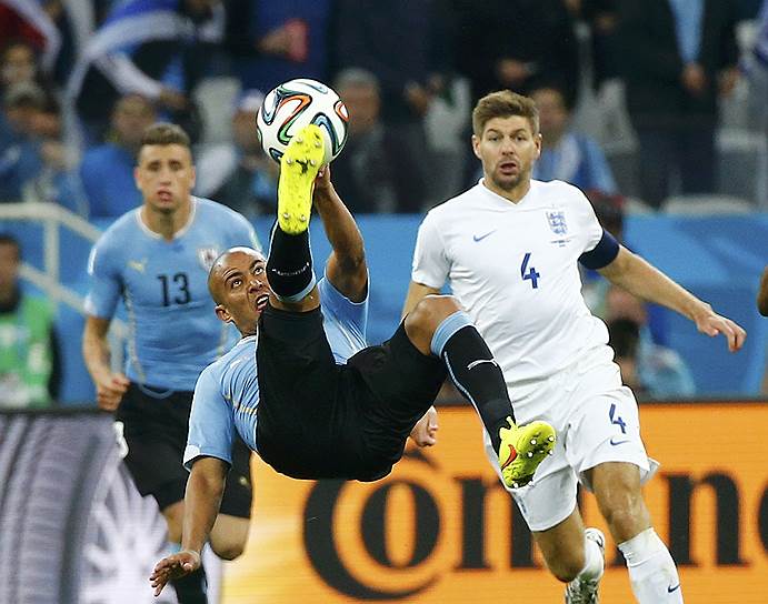 Футболист сборной Англии Джеймс Милнер во время матча с Уругваем