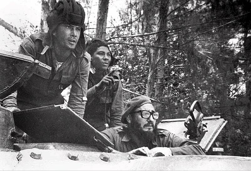 Военная операция США на Кубе, известная как «Высадка в заливе Свиней», продолжалась всего сутки. 17 апреля 1961 года военное формирование из подготовленных в США под руководством ЦРУ кубинских эмигрантов десантировалось на острове в заливе Кочинос на южном побережье острова. Целью был военный переворот для свержения режима Фиделя Кастро (на фото справа внизу). Итогом войны стала неудача высадки и около 300 погибших среди десантировавшихся (данных о погибших со стороны правительственных войск нет). На Кубе остался у власти режим Кастро, а США были вынуждены заплатить выкуп $53 млн за освобождение из плена 1113 участников вторжения