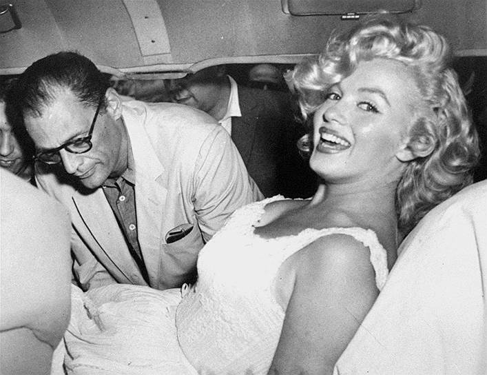 1956 год. Мэрилин Монро вышла замуж за американского драматурга Артура Миллера&lt;br>На фото: Мэрилин Монро и Артур Миллер