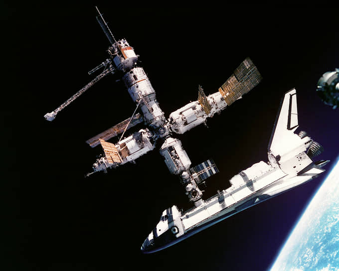 1995 год. Шаттл «Атлантис» впервые пристыковался к станции «Мир». Всего по программе «Мир» — «Шаттл» к станции пристыковано три новых модуля, совершено девять экспедиций, доставлены 44 космонавта и астронавта 